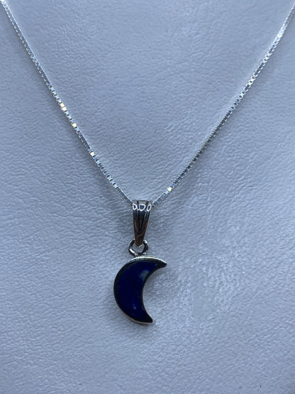 Dije de plata .925 con forma de luna creciente y piedra azul incrustada