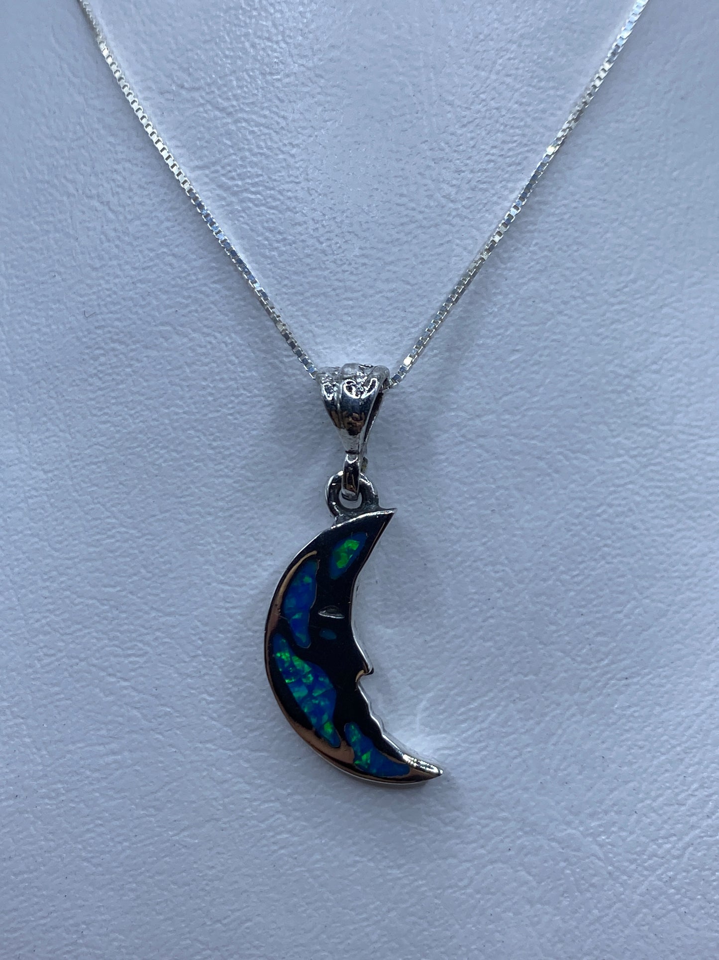 Dije luna creciente en plata .950 con ópalo de fuego azul, colgando de cadena de plata