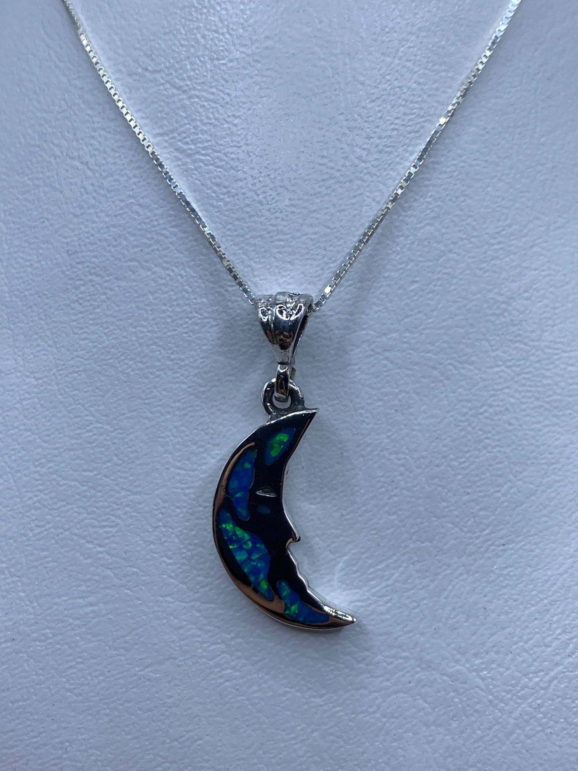 Dije luna creciente en plata .950 con ópalo de fuego azul, colgando de cadena de plata