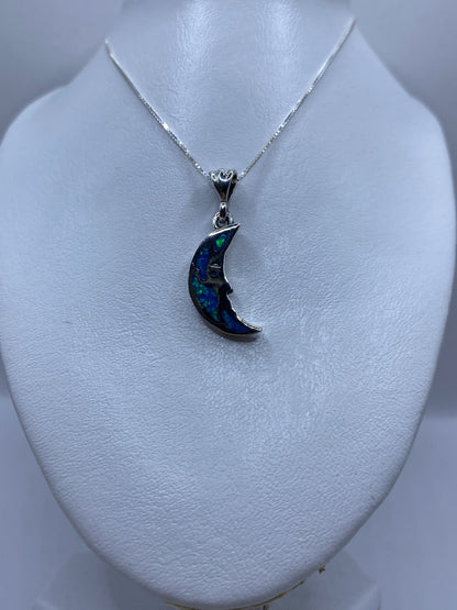 Detalle cercano de la piedra ópalo con vetas de color azul y verde