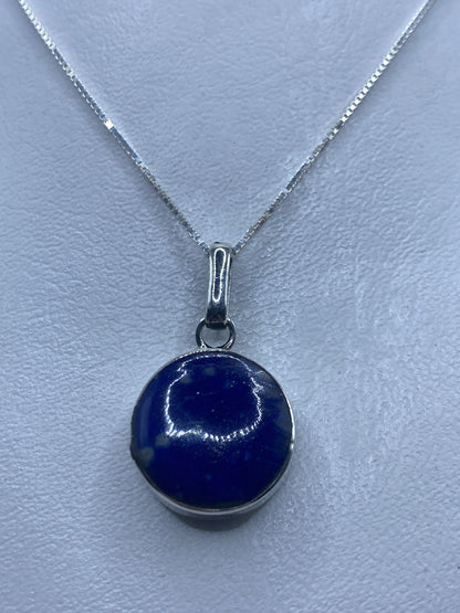 Dije de plata con malaquita verde engastada, colgado de cadena plateada