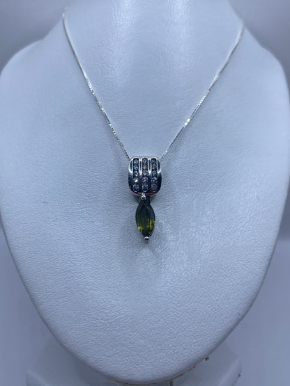 Detalle del engaste de circonia verde olivo en plata .925