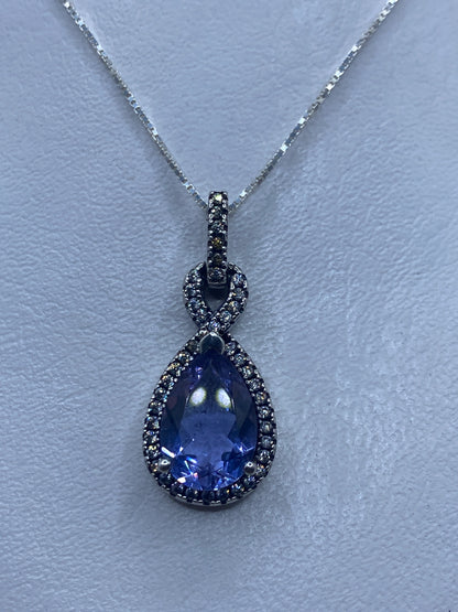 Dije de plata .925 con circonia lavanda sobre cadena delgada, colgando sobre fondo blanco