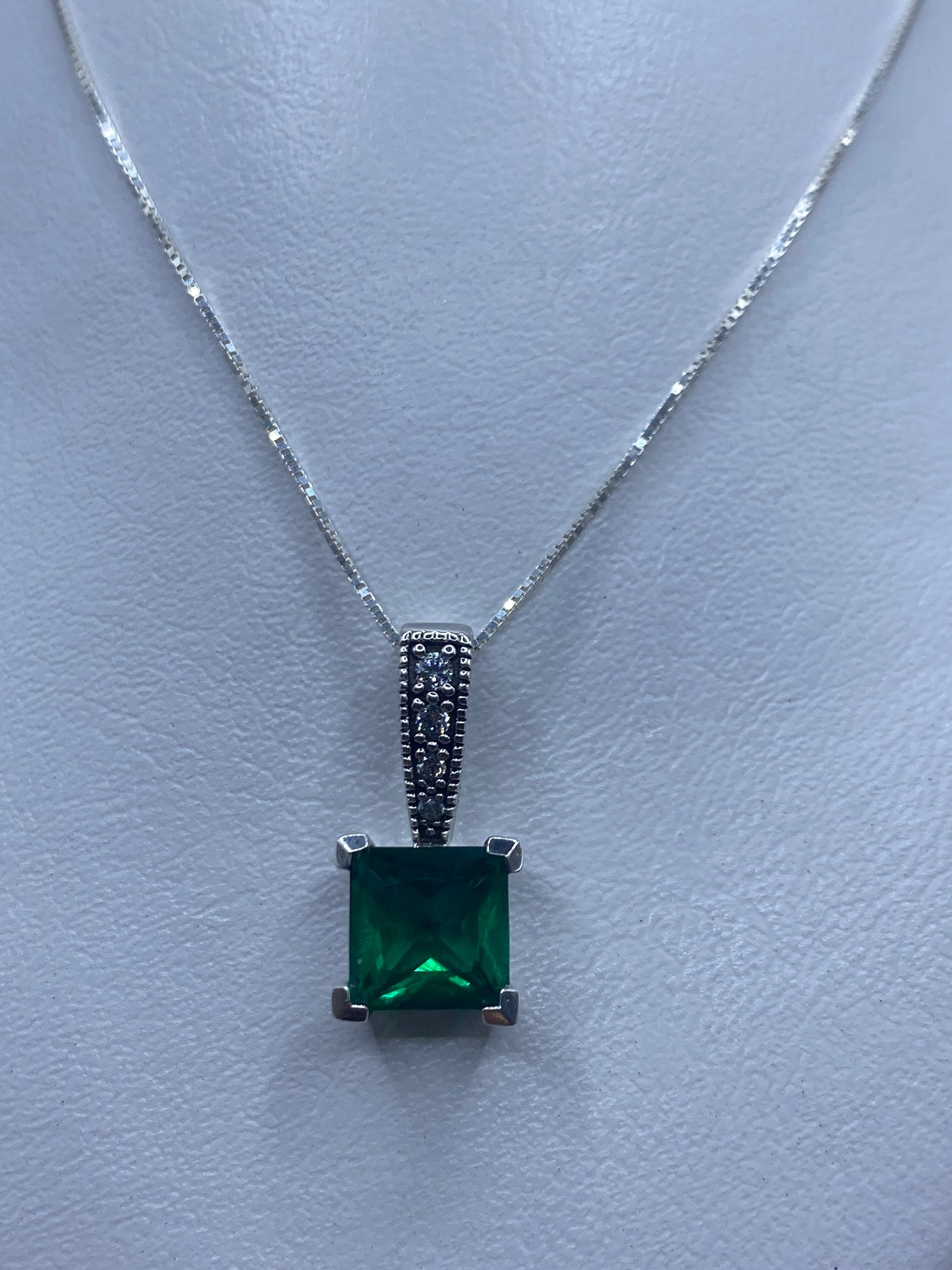 Dije de plata con circonia verde en forma cuadrada, engastado en marco de plata .925