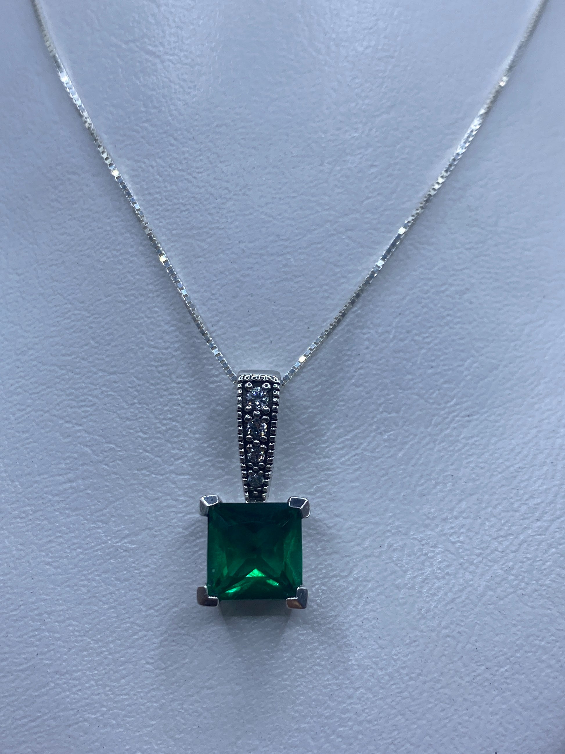 Dije de plata con circonia verde en forma cuadrada, engastado en marco de plata .925