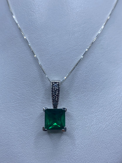 Dije de plata con circonia verde en forma cuadrada, engastado en marco de plata .925
