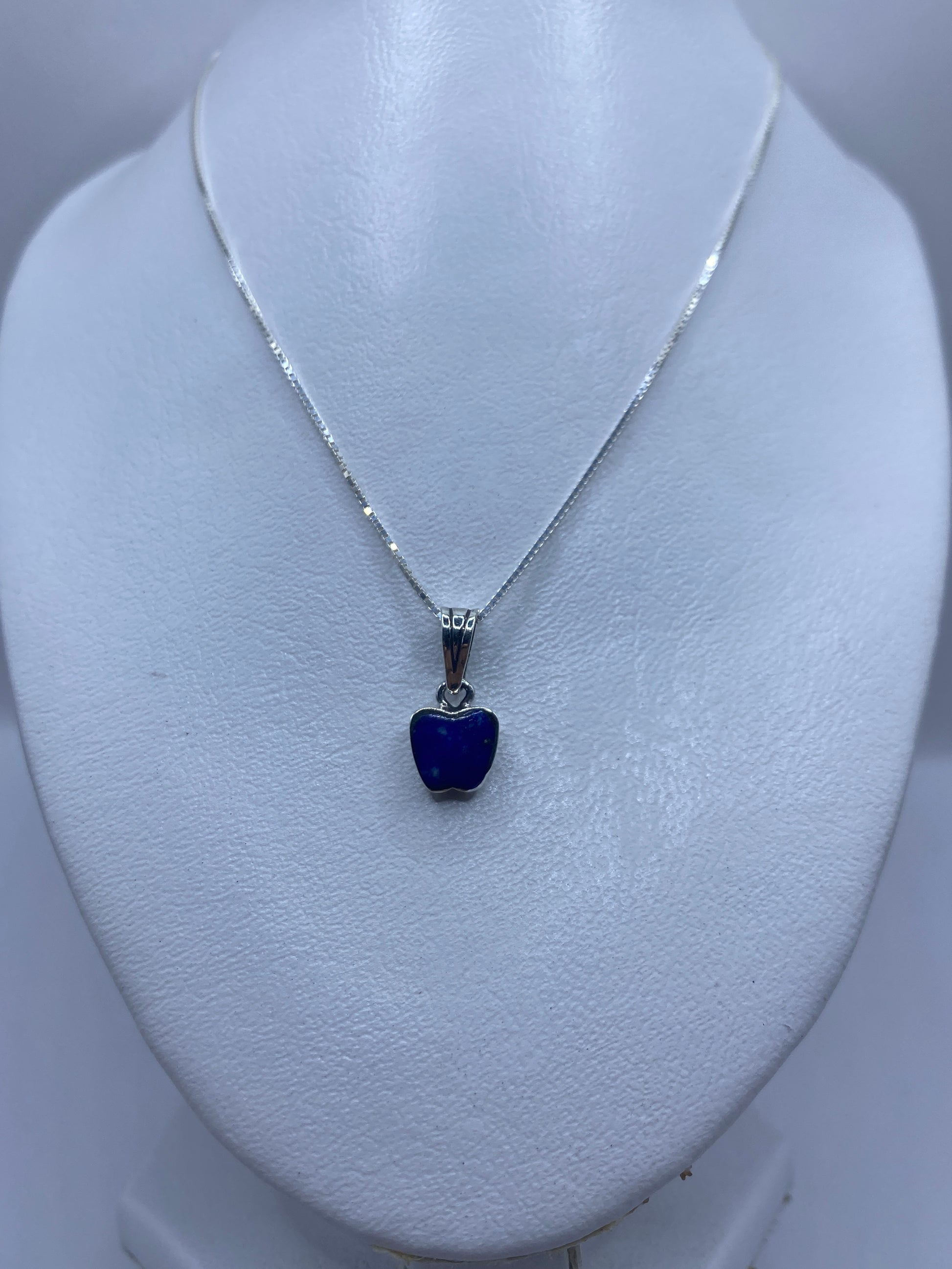 Dije en forma de manzana de plata .925 con piedra azul oscura