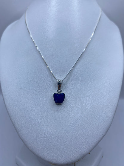 Dije en forma de manzana de plata .925 con piedra azul oscura