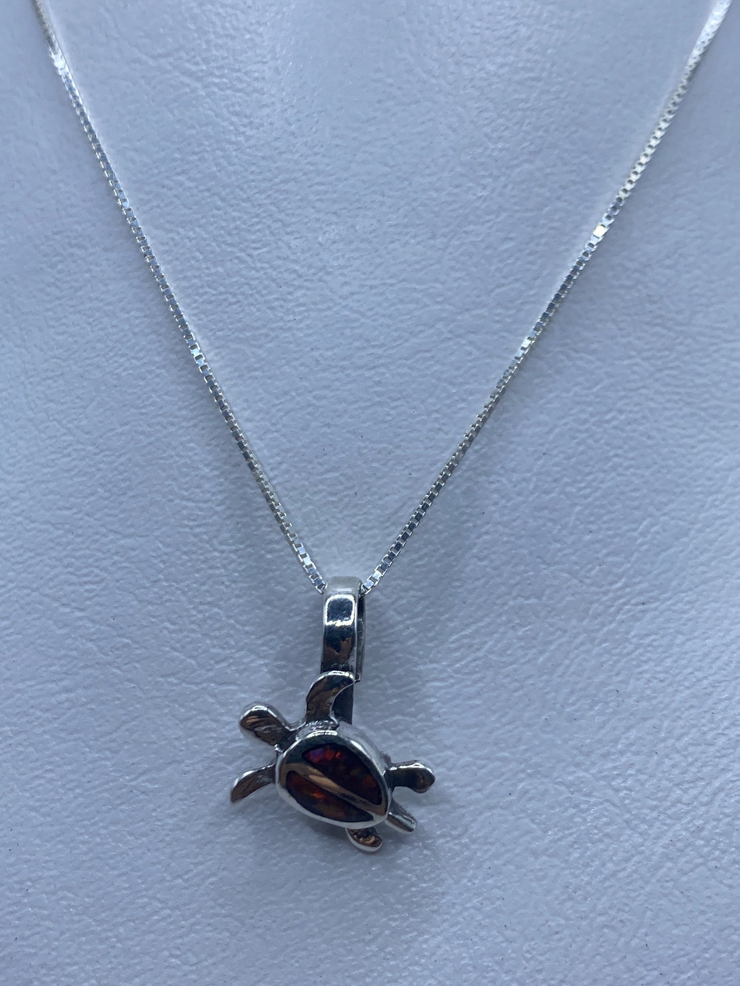 Dije tortuga en plata .925 con ópalo de fuego multicolor sobre cadena de plata fina