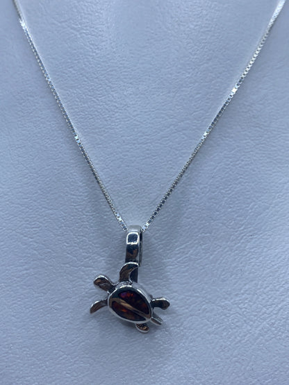 Dije tortuga en plata .925 con ópalo de fuego multicolor sobre cadena de plata fina