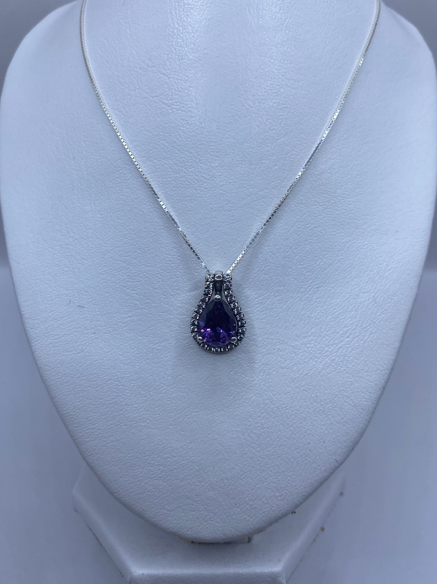 Detalle del engaste de circonia morada rodeado de plata de Taxco