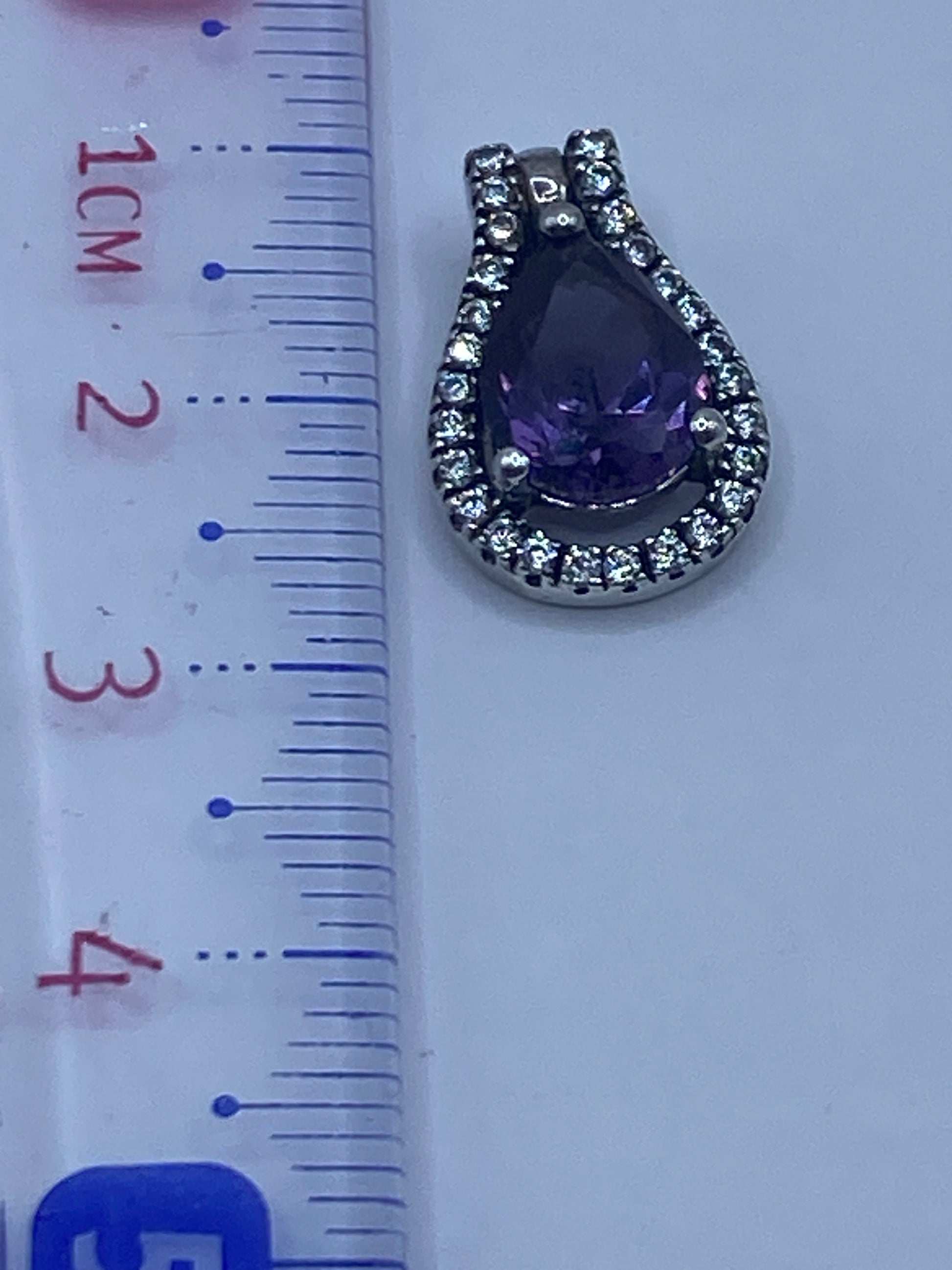 Dije medido a 2.7 cm junto a regla para escala de tamaño