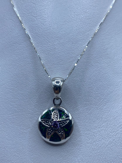 Dije de plata estrella marina con opalo de fuego verde en forma de gota, suspendido en cadena de plata