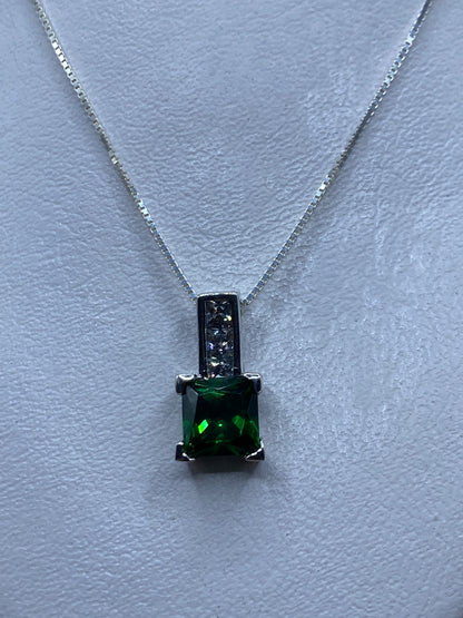 Dije de plata .925 con circonia verde brillante en collar de plata