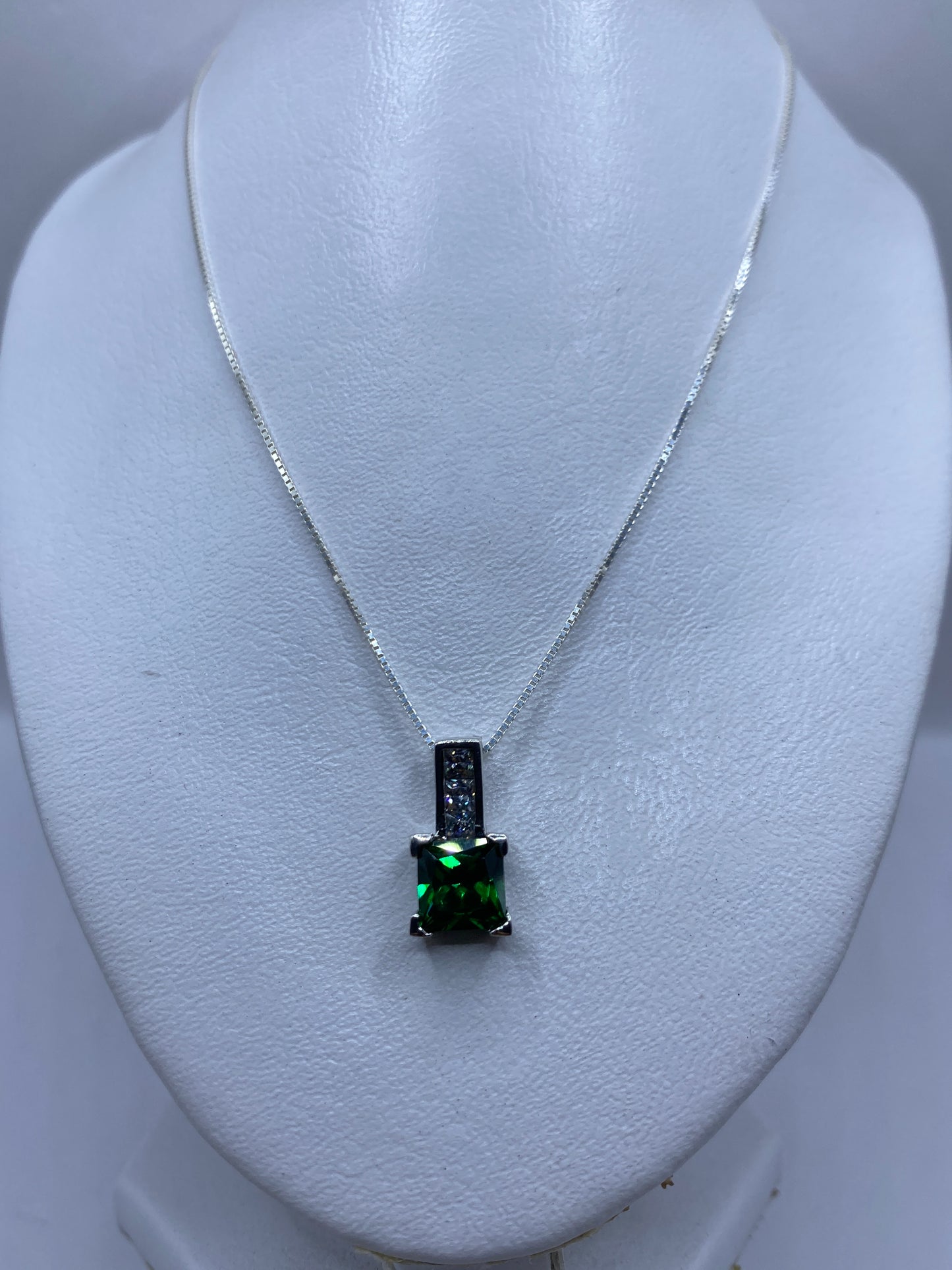 Detalle del engaste de circonia verde en el dije de 2.5 cm de Taxco