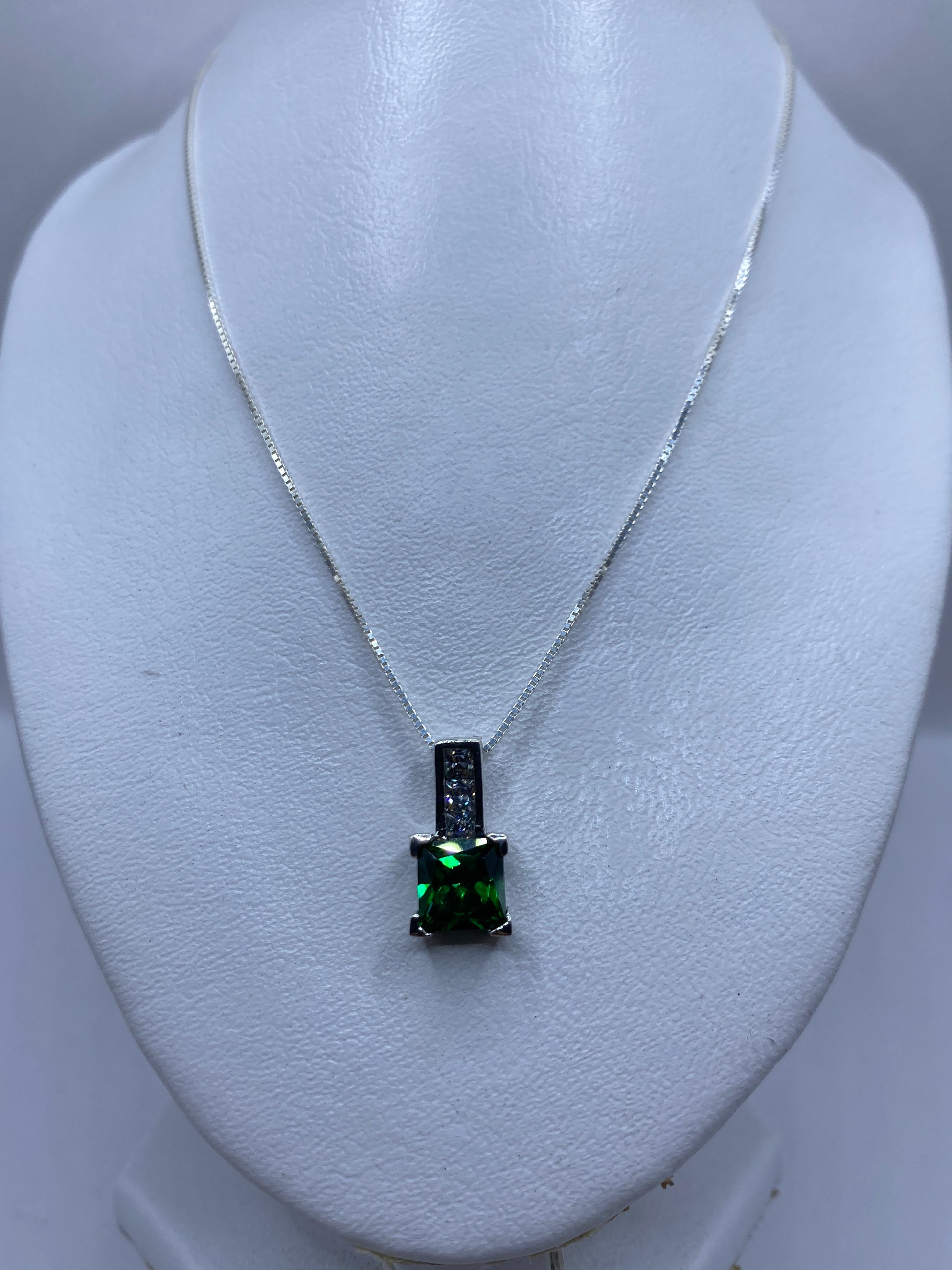 Detalle del engaste de circonia verde en el dije de 2.5 cm de Taxco