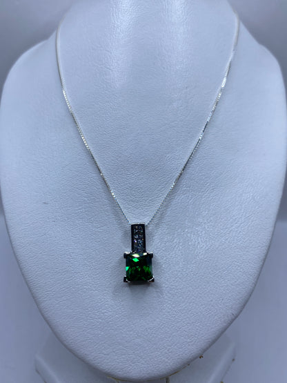 Detalle del engaste de circonia verde en el dije de 2.5 cm de Taxco