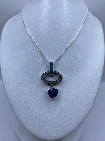 Detalle del ópalo de fuego azul engastado en plata, mostrando el brillo natural de la piedra