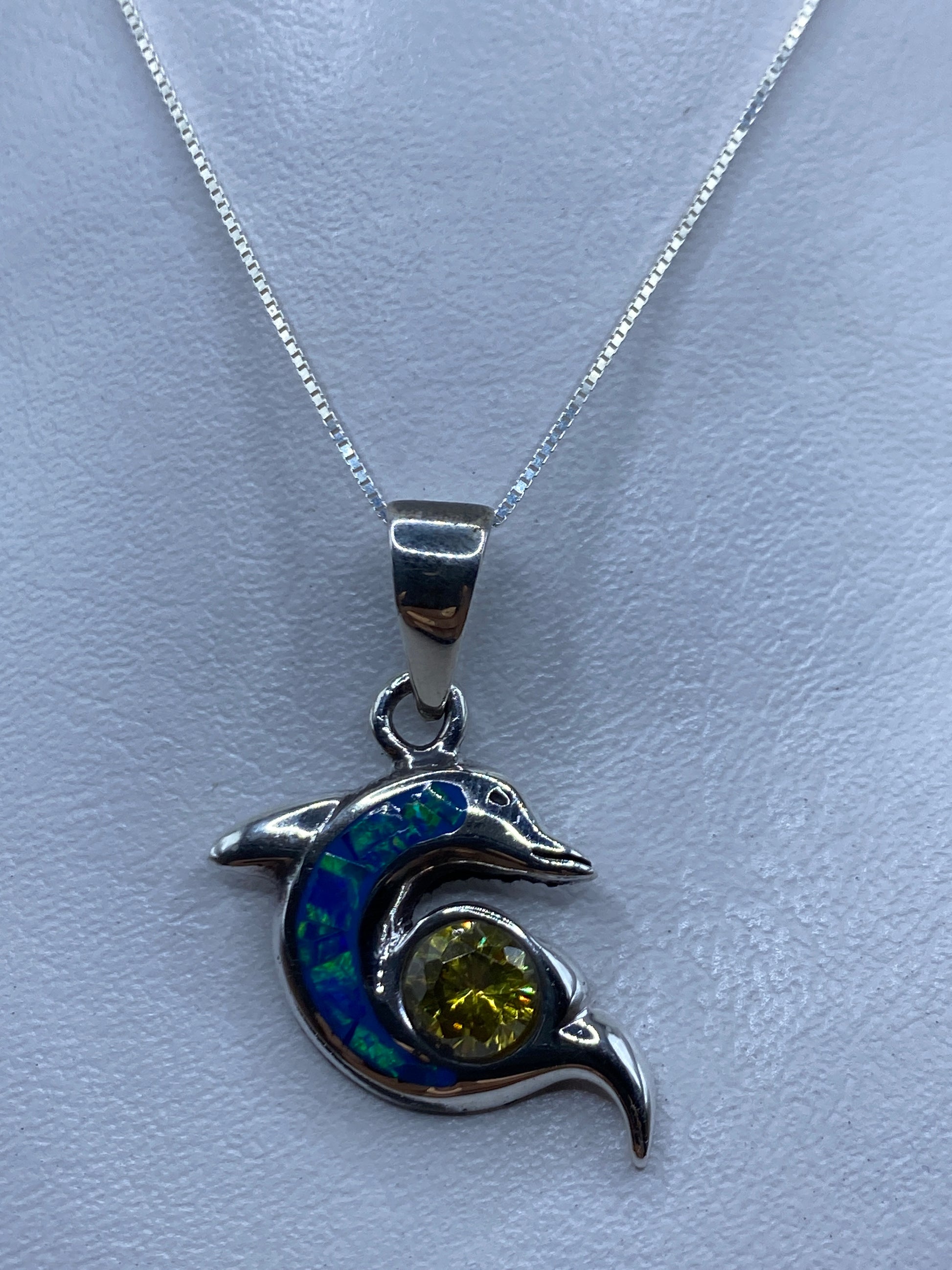 Dije de delfín en plata .950 con ópalo de fuego azul, colgante sobre cadena de eslabones