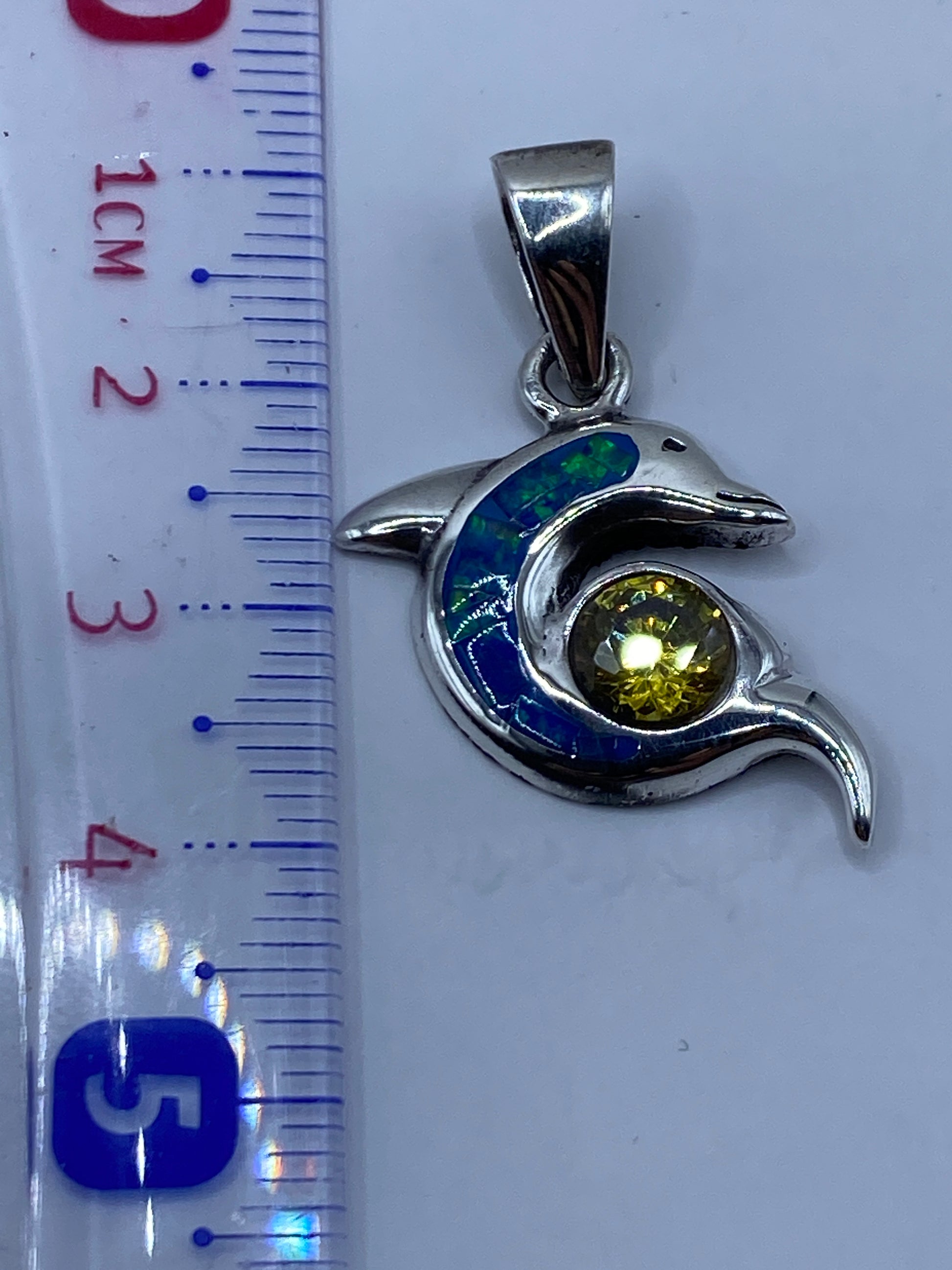 Medición del dije — 4.1 cm de largo, demostración de tamaño real