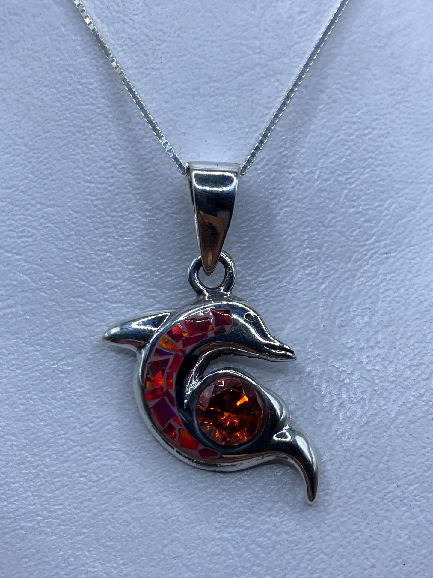Dije de plata .925 con opalo de fuego rosa en forma de delfin engastado a mano