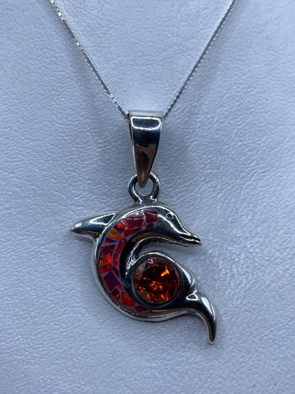 Dije de plata .925 con opalo de fuego rosa en forma de delfin engastado a mano