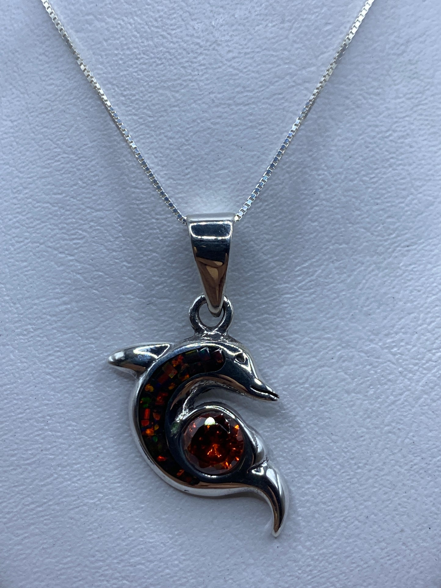 Dije delfín de plata .925 con ópalo de fuego multicolor en cadena de plata