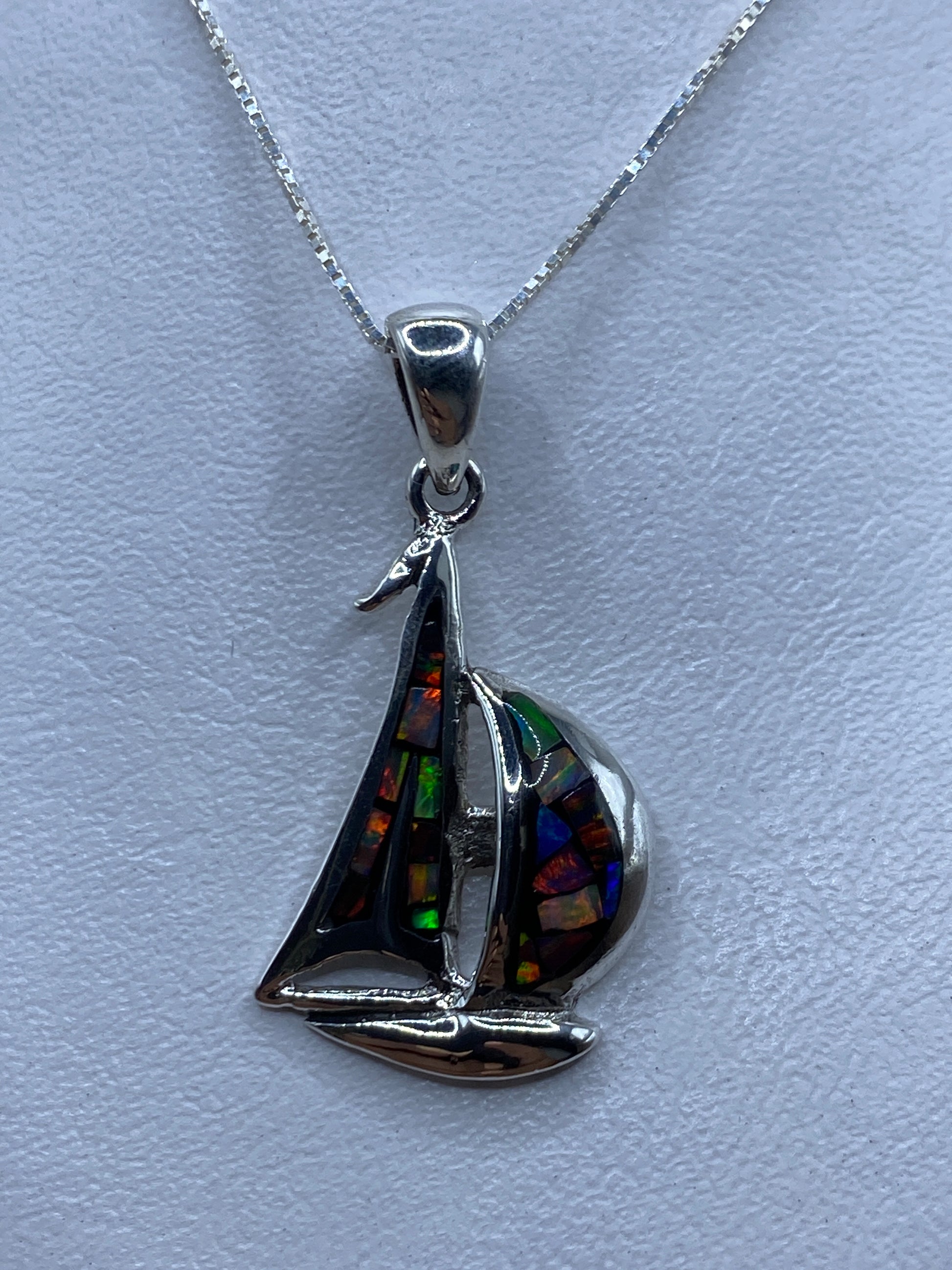 Dije de plata barco con ópalo de fuego multicolor colgando de cadena de plata