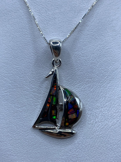 Dije de plata barco con ópalo de fuego multicolor colgando de cadena de plata