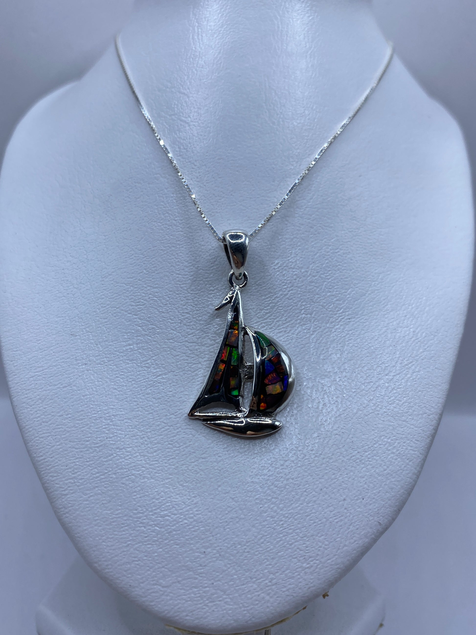 Detalle de la incrustación de ópalo multicolor en el engaste de plata