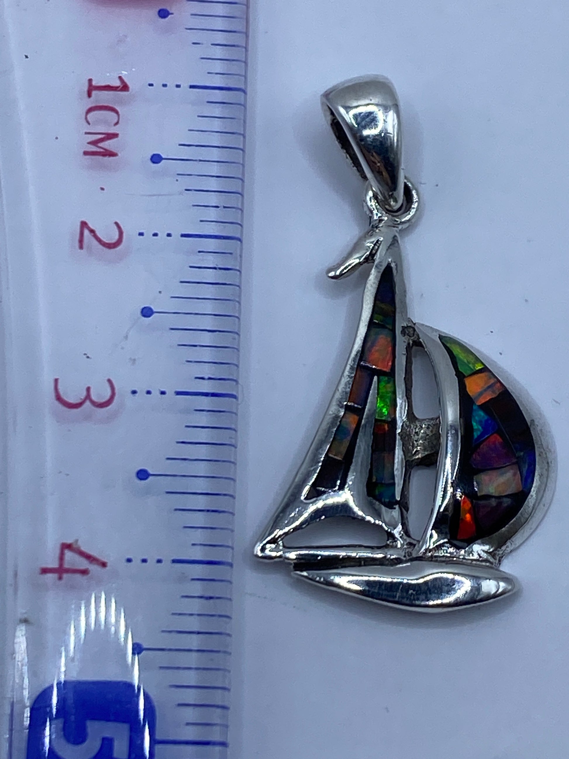 Dije de barco de plata con medida de 4.2 cm en regla, mostrando el Quinto .950