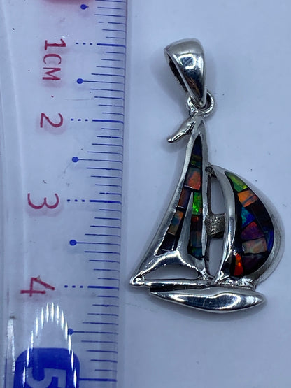 Dije de barco de plata con medida de 4.2 cm en regla, mostrando el Quinto .950