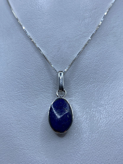 Dije de plata .950 con malaquita verde sobre cadena plateada