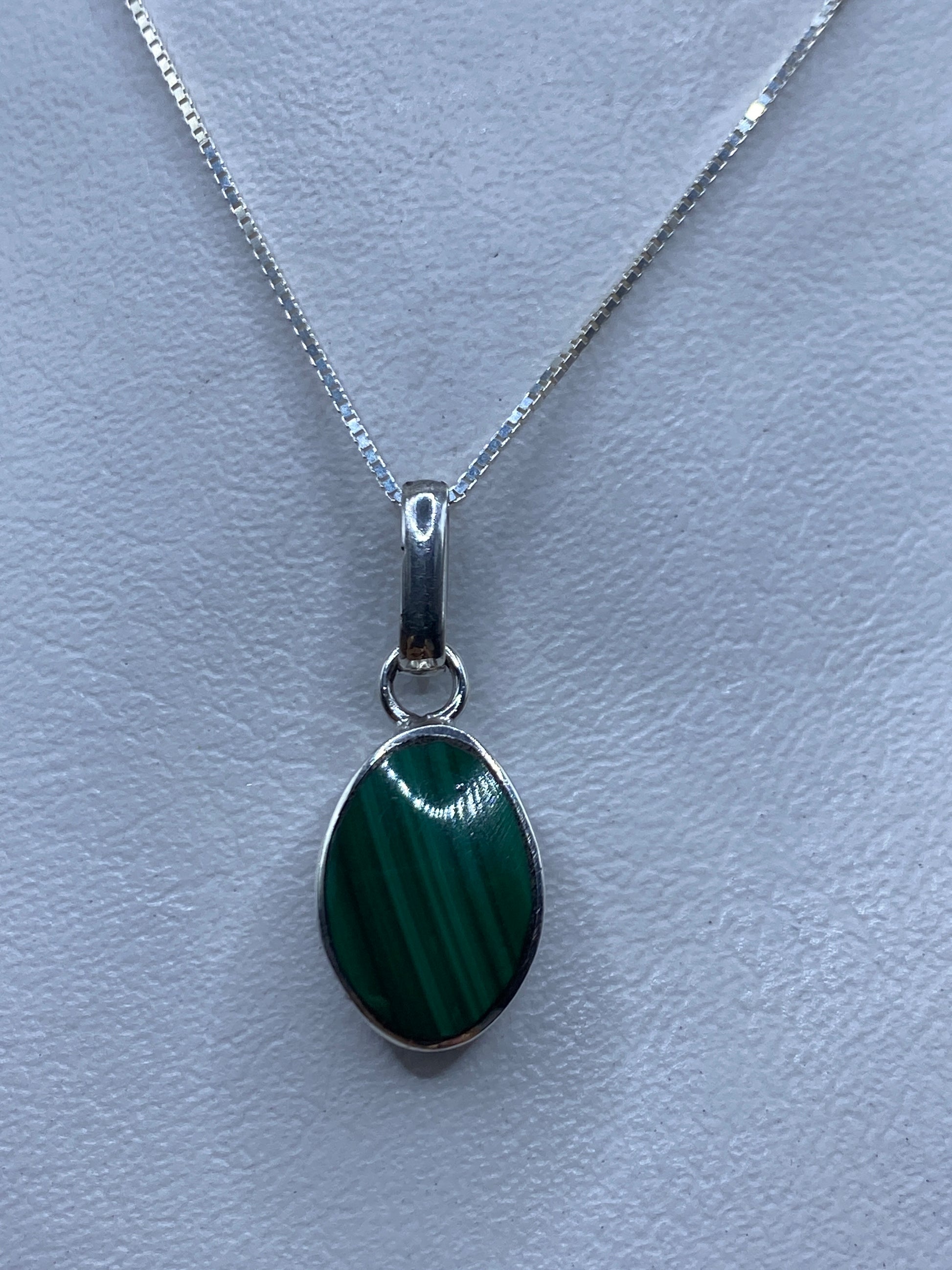 Detalle de la malaquita verde con vetas naturales engastada en plata