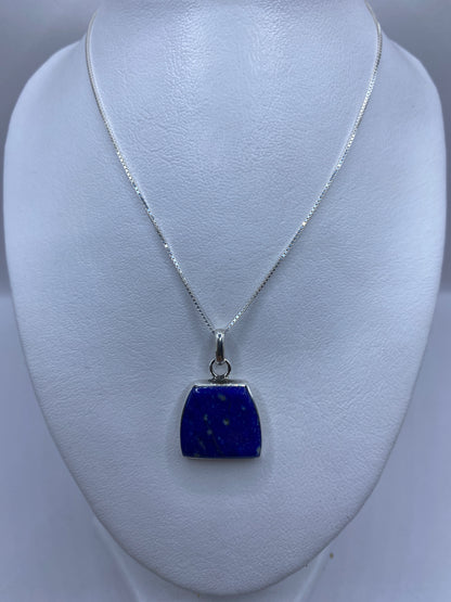 Detalle del engaste artesanal de la piedra azul en plata .950