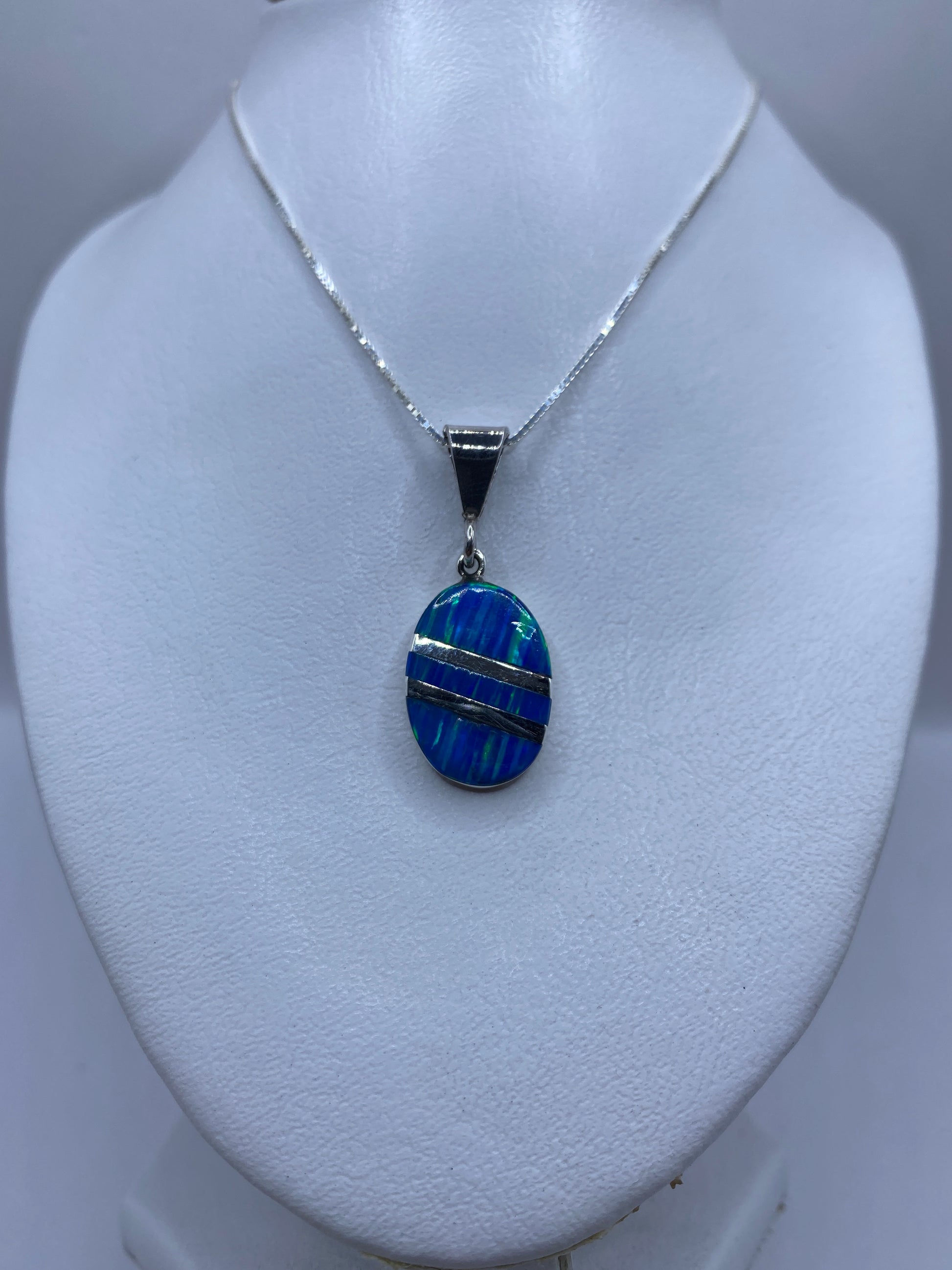 Detalle del ópalo de fuego azul engastado en plata .925
