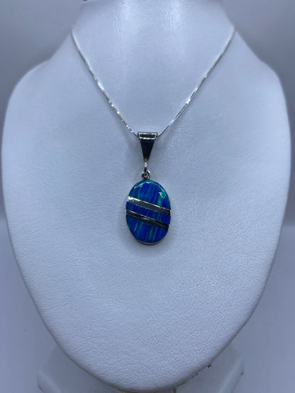 Detalle del ópalo de fuego azul engastado en plata .925