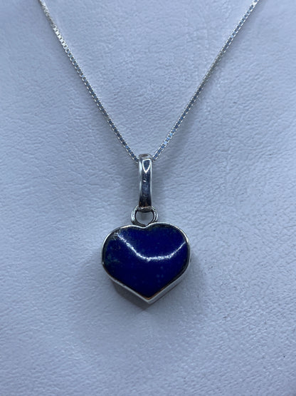 Dije corazón de plata .950 con malaquita verde colgando de cadena plateada