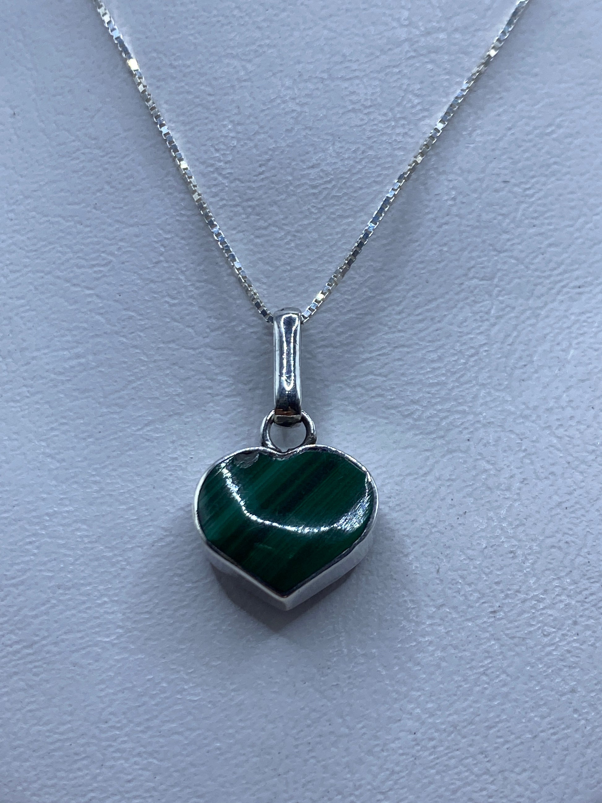 Malaquita verde con vetas naturales engastada en plata pura, vista frontal