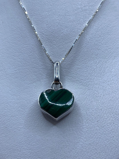 Malaquita verde con vetas naturales engastada en plata pura, vista frontal