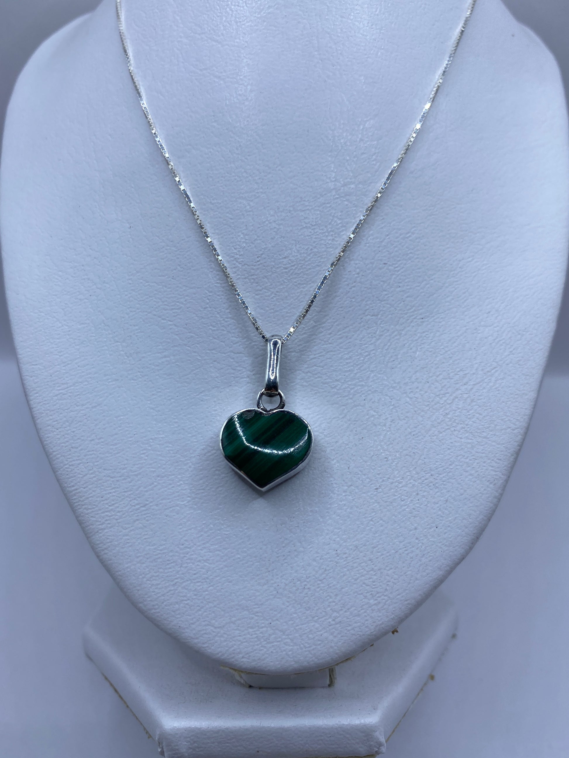 Detalle del engaste a mano y la profundidad del verde de la piedra