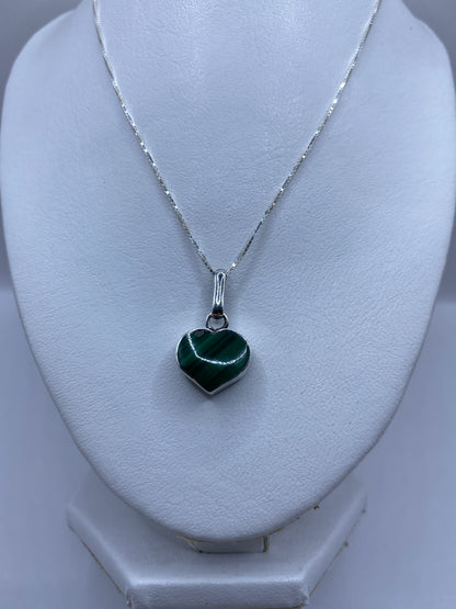 Detalle del engaste a mano y la profundidad del verde de la piedra