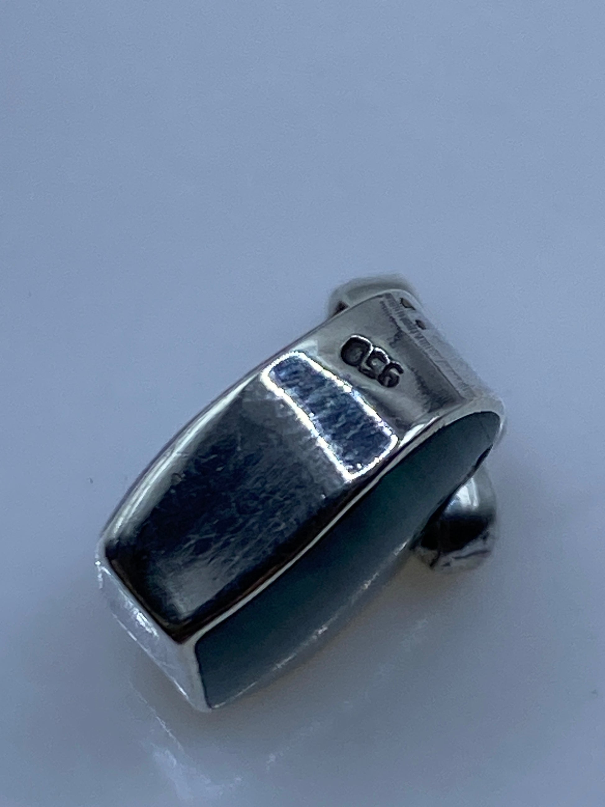 Dije corazón de 3.1 cm sobre regla métrica mostrando tamaño real