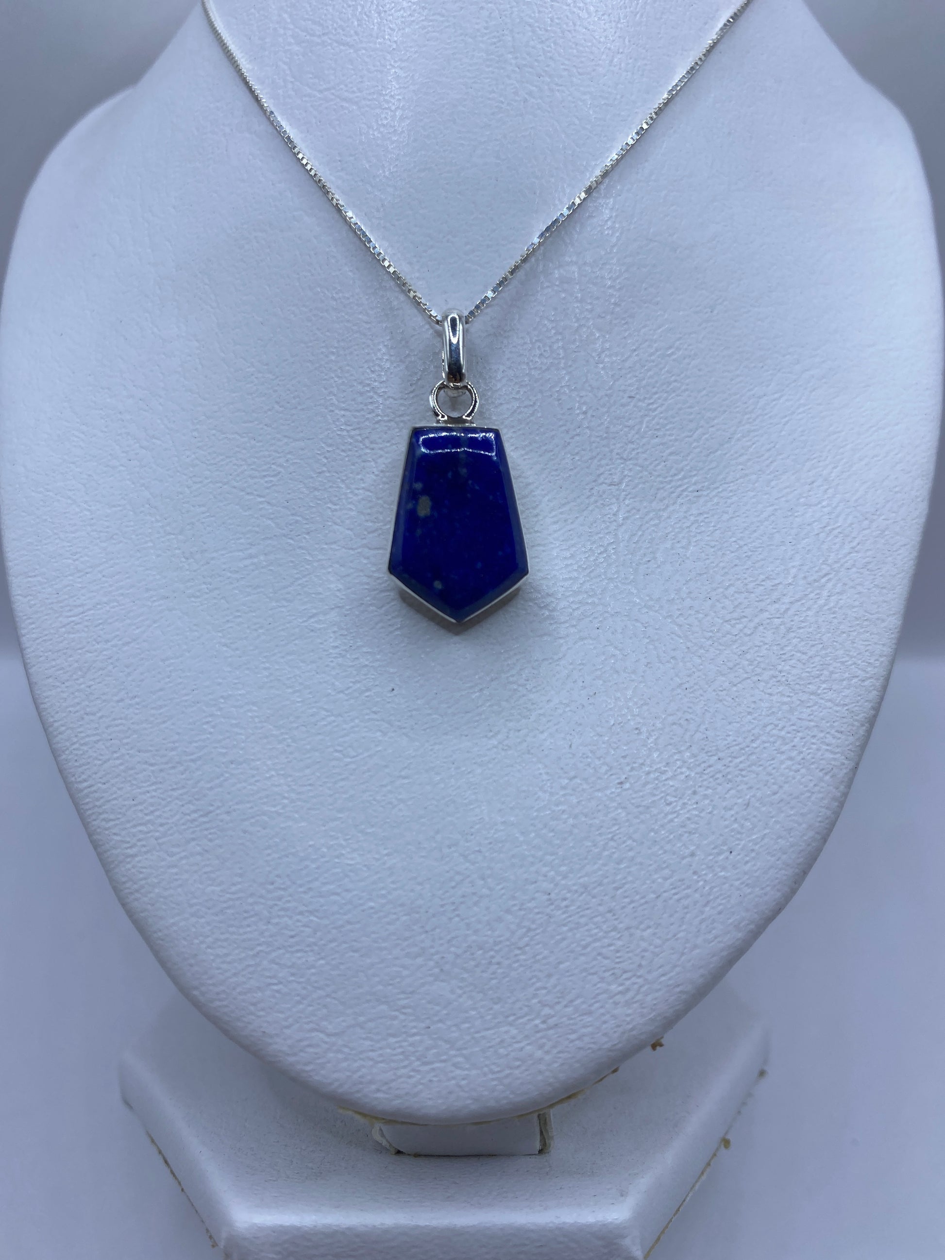 Vista lateral del dije compacto de 3.4 cm con piedra azul