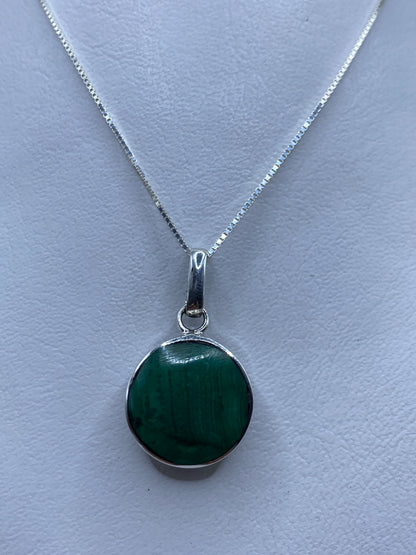 Dije de plata .925 con piedra azul colgado de una cadena plateada