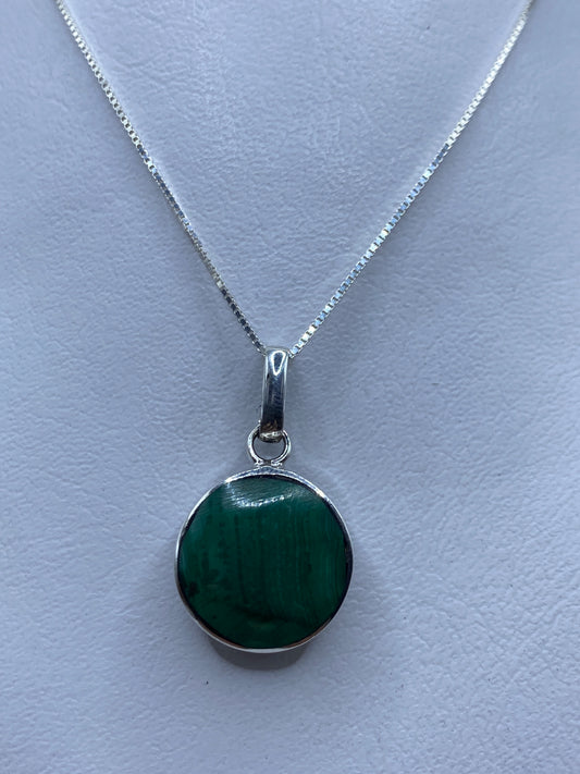 Dije de plata .925 con piedra azul colgado de una cadena plateada