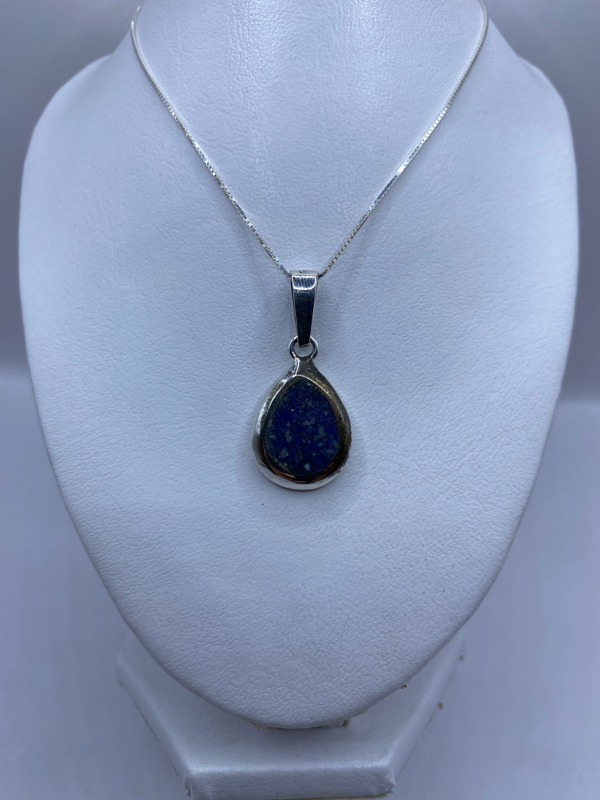 Detalle de la piedra azul engastada a mano en la plata