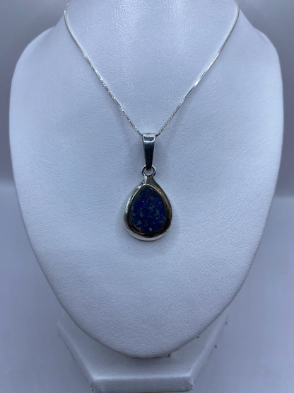 Detalle de la piedra azul engastada a mano en la plata