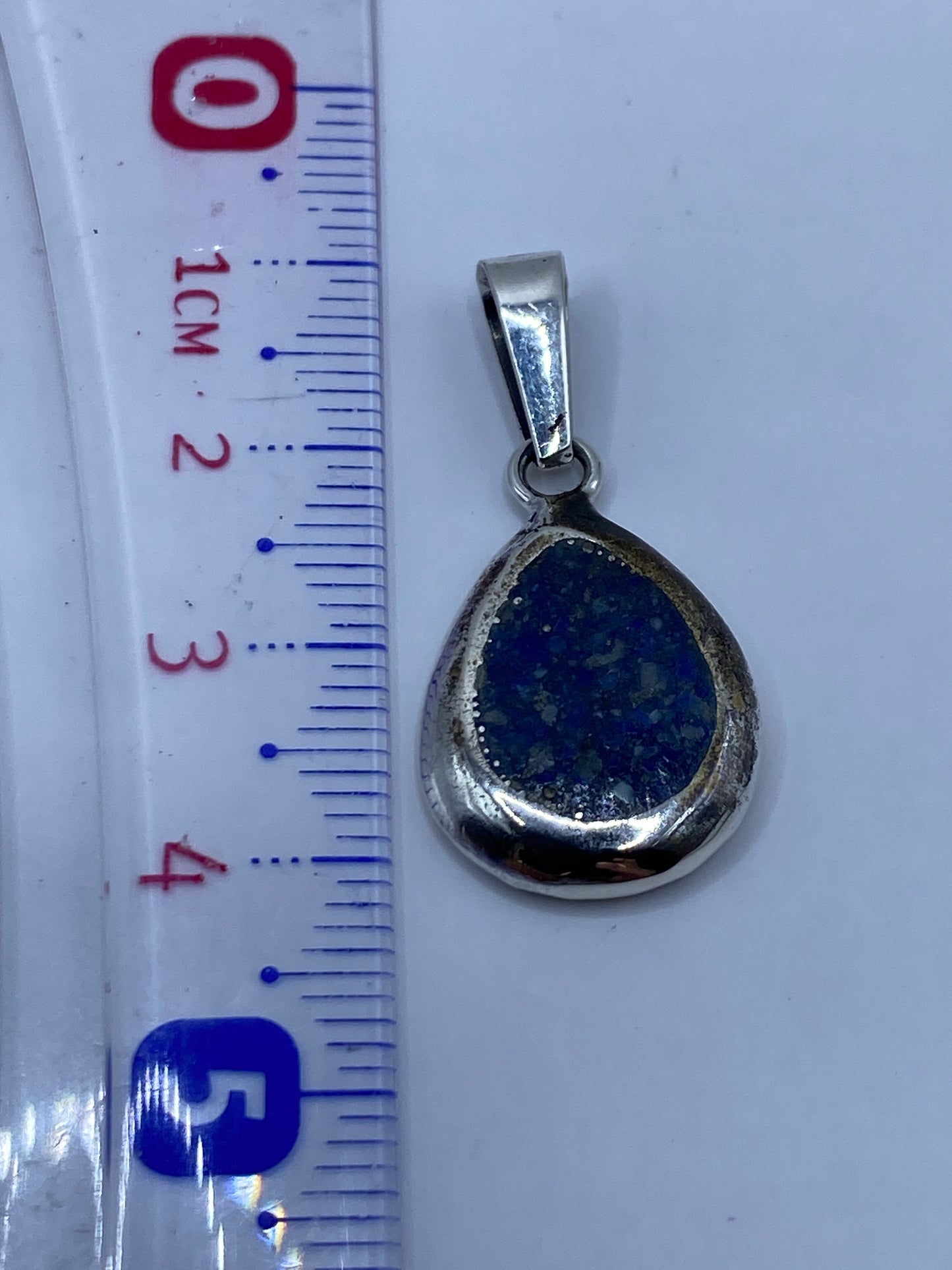 Dije de plata pesado en báscula mostrando 3.7 gramos