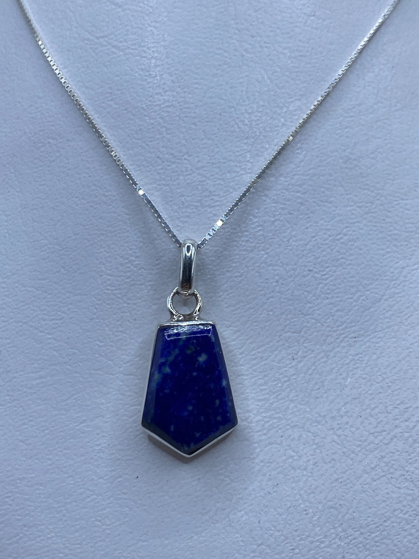 Dije de plata .950 con piedra azul incrustada, 3.2 cm de largo